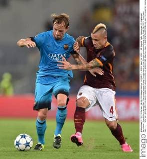 (150917) -- ROME, Sept. 16, 2015 -- AS Roma s Radja Nainggolan (R) challenges Barcelona s Ivan Rakitic during their Champions League Group E stage match at the Olympic stadium in Rome, Italy, Sept. 16, 2015. The match tied 1-1. ) (SP)ITALY-ROME-SOCCER-UEFA CHAMPIONS LEAGUE-ROMA VS BARCELONA AlbertoxLingria 