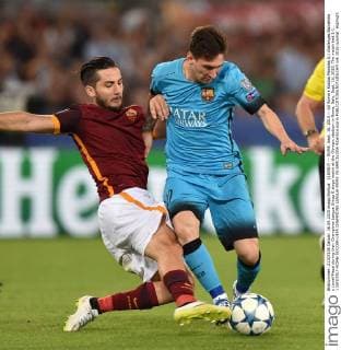 (150917) -- ROME, Sept. 16, 2015 -- AS Roma s Kostas Manolas (L) challenges Barcelona s Lionel Messi during their Champions League Group E stage match at the Olympic stadium in Rome, Italy, Sept. 16, 2015. The match tied 1-1. ) (SP)ITALY-ROME-SOCCER-UEFA CHAMPIONS LEAGUE-ROMA VS BARCELONA AlbertoxLingria 