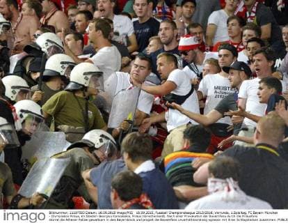 16.09.2015, Fussball Championsleague 2015 2016, Vorrunde, 1.Spieltag, FC Bayern München - Olympiakos Piräus, im Stadion Georgios Karaiskakis, Piräus (Griechenland). Nach einer Provokation der Bayernfans durch die Piräusfans stürmt die Athener Polizei gewaltsam in den Bayernblock und prügelt die Bayernfans unverhältnismässig agressiv mit ihren Schlagstöcken zusammen. 