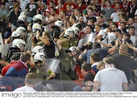 16.09.2015, Fussball Championsleague 2015 2016, Vorrunde, 1.Spieltag, FC Bayern München - Olympiakos Piräus, im Stadion Georgios Karaiskakis, Piräus (Griechenland). Nach einer Provokation der Bayernfans durch die Piräusfans stürmt die Athener Polizei gewaltsam in den Bayernblock und prügelt die Bayernfans unverhältnismässig agressiv mit ihren Schlagstöcken zusammen. 
