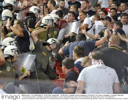 16.09.2015, Fussball Championsleague 2015 2016, Vorrunde, 1.Spieltag, FC Bayern München - Olympiakos Piräus, im Stadion Georgios Karaiskakis, Piräus (Griechenland). Nach einer Provokation der Bayernfans durch die Piräusfans stürmt die Athener Polizei gewaltsam in den Bayernblock und prügelt die Bayernfans unverhältnismässig agressiv mit ihren Schlagstöcken zusammen. 