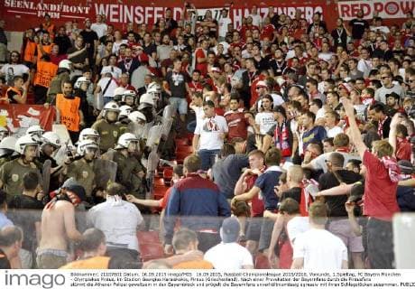 16.09.2015, Fussball Championsleague 2015 2016, Vorrunde, 1.Spieltag, FC Bayern München - Olympiakos Piräus, im Stadion Georgios Karaiskakis, Piräus (Griechenland). Nach einer Provokation der Bayernfans durch die Piräusfans stürmt die Athener Polizei gewaltsam in den Bayernblock und prügelt die Bayernfans unverhältnismässig agressiv mit ihren Schlagstöcken zusammen. 