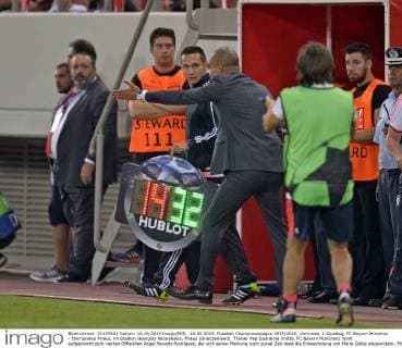 16.09.2015, Fussball Championsleague 2015 2016, Vorrunde, 1.Spieltag, FC Bayern München - Olympiakos Piräus, im Stadion Georgios Karaiskakis, Piräus (Griechenland). Trainer Pep Guardiola (mitte, FC Bayern München) rennt aufgebracht zum vierten Offiziellen Angel Nevado Rodriguez, der sich seiner Meinung nach zuviel Zeit lässt die Einwechslung von Mario Götze abzuwickeln. 