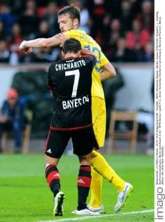 Fussball, UEFA Champions League, Herren, Saison 2015 2016, Gruppe E, 1. Spieltag, BayArena Leverkusen, Bayer Leverkusen (rot) - BATE Borisov (gelb) 4:1; Javier Hernandez Chicharito (Leverkusen), Nemanja Milunovic (Bate), Aktion.