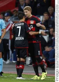 Leverkusen , Deutschland, UEFA Champions League , 1. Spieltag, Matchday 1 , Bayer Leverkusen - BATE Borissow 4-1 in der Bay-Arena in Leverkusen am 16.09. 2015 Javier HERNANDEZ (CHICHARITO) (LEV) li.- wird für Stefan KIESSLING (LEV) re.- ausgewechselt