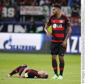 BENDER Lars Kapitaen Team Bayer 04 Leverkusen verletzt mit TAH Jonathan UEFA Champions League Gruppe E Spiel Bayer 04 Leverkusen-FC Bate Borisov 4 : 1 am 16.September 2015 in der BayArena in Leverkusen 