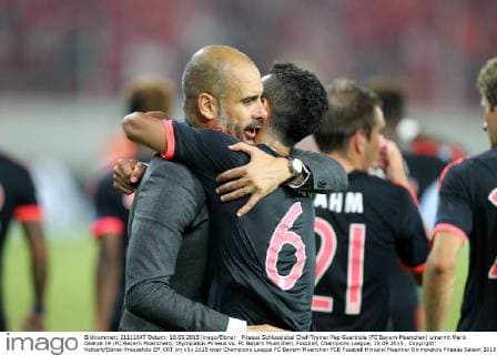 Piraeus Schlussjubel Chef-Trainer Pep Guardiola (FC Bayern Muenchen) umarmt Mario Goetze 19 (FC Bayern Muenchen), Olympiakos Piraeus vs. FC Bayern Muenchen, Fussball, Champions League, 16.09.2015 , Copyright: Kolbert Eibner-Pressefoto EP_CKT