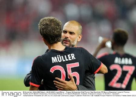 Piraeus Schlussjubel Chef-Trainer Pep Guardiola (FC Bayern Muenchen) umarmt Thomas Mueller 25 (FC Bayern Muenchen), Olympiakos Piraeus vs. FC Bayern Muenchen, Fussball, Champions League, 16.09.2015 , Copyright: Kolbert Eibner-Pressefoto EP_CKT