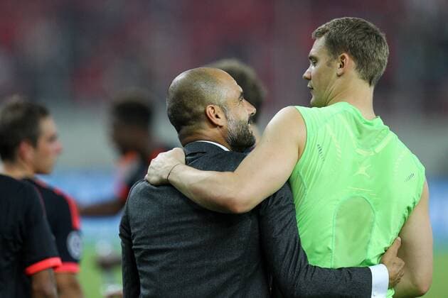 Piraeus Schlussjubel Chef-Trainer Pep Guardiola (FC Bayern Muenchen) umarmt Manuel Neuer 1 (FC Bayern Muenchen), Olympiakos Piraeus vs. FC Bayern Muenchen, Fussball, Champions League, 16.09.2015 , Copyright: Kolbert Eibner-Pressefoto EP_CKT
