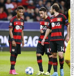 CALHANOGLU Hakan Team Bayer 04 Leverkusen mit WENSELL und MEHMEDI Admir beim Freistoss UEFA Champions League Gruppe E Spiel Bayer 04 Leverkusen-FC Bate Borisov 4 : 1 am 16.September 2015 in der BayArena in Leverkusen 
