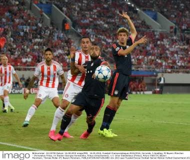16.09.2015, Fussball Championsleague 2015 2016, Vorrunde, 1.Spieltag, FC Bayern München - Olympiakos Piräus, im Stadion Georgios Karaiskakis, Piräus (Griechenland). v.li: Omar Elabdellaoui (Piräus), Arturo Vidal (FC Bayern München), Thomas Müller (FC Bayern München), 