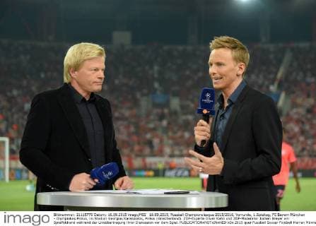 16.09.2015, Fussball Championsleague 2015 2016, Vorrunde, 1.Spieltag, FC Bayern München - Olympiakos Piräus, im Stadion Georgios Karaiskakis, Piräus (Griechenland). ZDF-Experte Oliver Kahn und ZDF-Moderator Jochen Breyer am Spielfeldrand während der Liveübertragung ihrer Diskussion vor dem Spiel. 