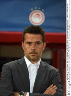 16.09.2015, Fussball Championsleague 2015 2016, Vorrunde, 1.Spieltag, FC Bayern München - Olympiakos Piräus, im Stadion Georgios Karaiskakis, Piräus (Griechenland). Trainer Marco Silva (Piräus) nachdenklich. 