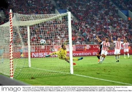 16.09.2015, Fussball Championsleague 2015 2016, Vorrunde, 1.Spieltag, FC Bayern München - Olympiakos Piräus, im Stadion Georgios Karaiskakis, Piräus (Griechenland). Torwart Roberto (Piräus) fliegt vergeblich zum Ball, die Flanke von Thomas Müller (FC Bayern München) senkt sich zum 1:0 ins Tor. 