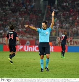 16.09.2015, Fussball Championsleague 2015 2016, Vorrunde, 1.Spieltag, FC Bayern München - Olympiakos Piräus, im Stadion Georgios Karaiskakis, Piräus (Griechenland). Schiedsrichter Carlos Velasco Carballo (ESP) gtestikuliert. 