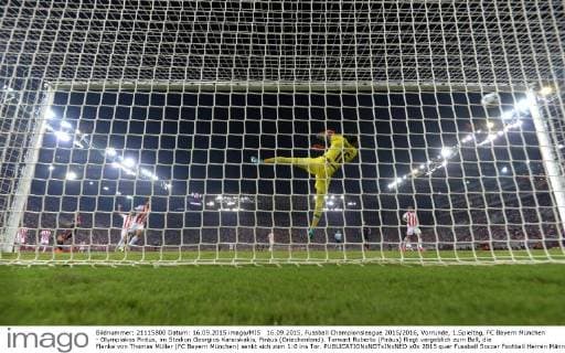 16.09.2015, Fussball Championsleague 2015 2016, Vorrunde, 1.Spieltag, FC Bayern München - Olympiakos Piräus, im Stadion Georgios Karaiskakis, Piräus (Griechenland). Torwart Roberto (Piräus) fliegt vergeblich zum Ball, die Flanke von Thomas Müller (FC Bayern München) senkt sich zum 1:0 ins Tor. 