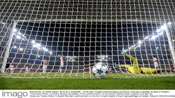 16.09.2015, Fussball Championsleague 2015 2016, Vorrunde, 1.Spieltag, FC Bayern München - Olympiakos Piräus, im Stadion Georgios Karaiskakis, Piräus (Griechenland). Torwart Roberto (Piräus) fliegt vergeblich zum Ball, die Flanke von Thomas Müller (FC Bayern München) senkt sich zum 1:0 ins Tor, Torwart Roberto (Piräus) liegt geschlagen am Boden. 