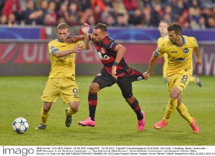 16.09.2015, Fussball Championsleague 2015 2016, Vorrunde, 1.Spieltag, Bayer Leverkusen - BATE Baryssau, in der BayArena Leverkusen. v.l. Ilya Aleksievich (Bate Borisov) , Karim Bellarabi (Leverkusen) und Alexsandr Volodko (Bate Borisov) im Duell um den Ball 