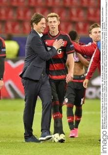 16.09.2015, Fussball Championsleague 2015 2016, Vorrunde, 1.Spieltag, Bayer Leverkusen - BATE Baryssau, in der BayArena Leverkusen. Trainer Roger Schmidt (Leverkusen) nimmt Stefan Kießling (Leverkusen) in den Arm. 