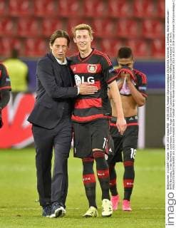 16.09.2015, Fussball Championsleague 2015 2016, Vorrunde, 1.Spieltag, Bayer Leverkusen - BATE Baryssau, in der BayArena Leverkusen. Trainer Roger Schmidt (Leverkusen) nimmt Stefan Kießling (Leverkusen) in den Arm. 
