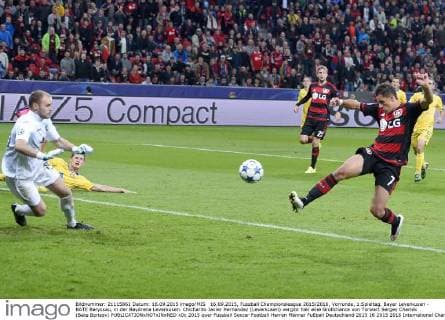 16.09.2015, Fussball Championsleague 2015 2016, Vorrunde, 1.Spieltag, Bayer Leverkusen - BATE Baryssau, in der BayArena Leverkusen. Chicharito Javier Hernandez (Leverkusen) vergibt hier eine Großchance von Torwart Sergey Chernik (Bate Borisov) 