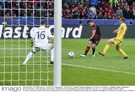16.09.2015, Fussball Championsleague 2015 2016, Vorrunde, 1.Spieltag, Bayer Leverkusen - BATE Baryssau, in der BayArena Leverkusen. Chicharito Javier Hernandez (Leverkusen) trifft hier zum 3:1. v.l. Torwart Sergey Chernik (Bate Borisov), Chicharito Javier Hernandez (Leverkusen) und Ilya Aleksievich (Bate Borisov) 