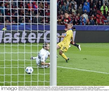16.09.2015, Fussball Championsleague 2015 2016, Vorrunde, 1.Spieltag, Bayer Leverkusen - BATE Baryssau, in der BayArena Leverkusen. Chicharito Javier Hernandez (Leverkusen) trifft hier zum 3:1. v.l. Torwart Sergey Chernik (Bate Borisov), Chicharito Javier Hernandez (Leverkusen) und Ilya Aleksievich (Bate Borisov) 