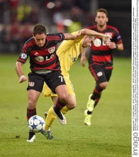 16.09.2015, Fussball Championsleague 2015 2016, Vorrunde, 1.Spieltag, Bayer Leverkusen - BATE Baryssau, in der BayArena Leverkusen. Chicharito Javier Hernandez (li, Leverkusen) setzt sich durch gegen Ilya Aleksievich (Bate Borisov). 