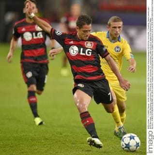 16.09.2015, Fussball Championsleague 2015 2016, Vorrunde, 1.Spieltag, Bayer Leverkusen - BATE Baryssau, in der BayArena Leverkusen. Chicharito Javier Hernandez (li, Leverkusen) setzt sich durch gegen Ilya Aleksievich (Bate Borisov). 