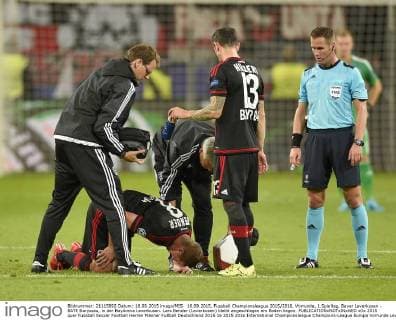 16.09.2015, Fussball Championsleague 2015 2016, Vorrunde, 1.Spieltag, Bayer Leverkusen - BATE Baryssau, in der BayArena Leverkusen. Lars Bender (Leverkusen) bleibt angeschlagen am Boden liegen. 