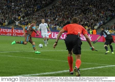 Sept. 16, 2015 - Kiev, Ukraine - Oleh Gusev of Dynamo hits a ball towards Porto goalkeeper Iker Casillas during the UEFA Champions League group stage, Group G, soccer match between Dynamo Kyiv and Porto at the Olimpiyskiy stadium in Kiev. Ukraine : Dynamo Kyiv versus Porto match - ZUMAp133