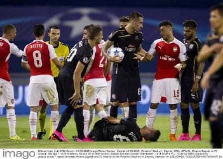 Zagreb 16.09.2015, Maksimir Stadium, Zagreb, CRO, UEFA CL, Dinamo Zagreb vs FC Arsenal, Gruppe F, im Bild Jeremy Taravel 87 of GNK Dinamo Zagreb and Alex Oxlade-Chamberlain 15 of Arsenal F.C. during UEFA Champions League group F match between Dinamo Zagreb and FC Arsenal at the Maksimir Stadium in Zagreb, Germany on 2015 09 16.  EX_SPIDA  