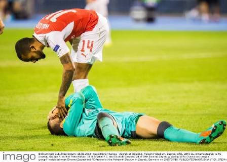 Zagreb 16.09.2015, Maksimir Stadium, Zagreb, CRO, UEFA CL, Dinamo Zagreb vs FC Arsenal, Gruppe F, im Bild Theo Walcott 14 of Arsenal F.C. and Eduardo Carvalho 24 of GNK Dinamo Zagreb during UEFA Champions League group F match between Dinamo Zagreb and FC Arsenal at the Maksimir Stadium in Zagreb, Germany on 2015 09 16.  EX_SPIDA  