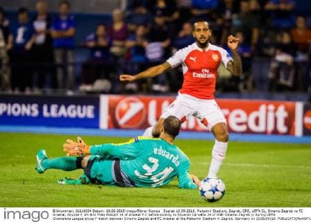 Zagreb 16.09.2015, Maksimir Stadium, Zagreb, CRO, UEFA CL, Dinamo Zagreb vs FC Arsenal, Gruppe F, im Bild Theo Walcott 14 of Arsenal F.C before scoring vs Eduardo Carvalho 24 of GNK Dinamo Zagreb during UEFA Champions League group F match between Dinamo Zagreb and FC Arsenal at the Maksimir Stadium in Zagreb, Germany on 2015 09 16.  EX_SPIDA  