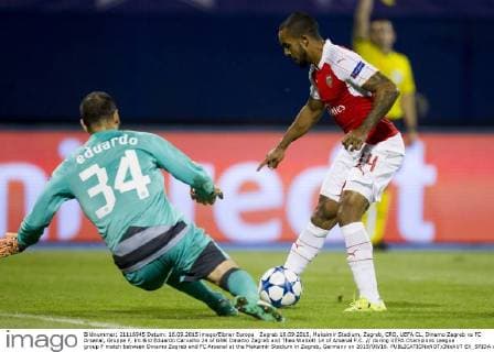 Zagreb 16.09.2015, Maksimir Stadium, Zagreb, CRO, UEFA CL, Dinamo Zagreb vs FC Arsenal, Gruppe F, im Bild Eduardo Carvalho 24 of GNK Dinamo Zagreb and Theo Walcott 14 of Arsenal F.C. during UEFA Champions League group F match between Dinamo Zagreb and FC Arsenal at the Maksimir Stadium in Zagreb, Germany on 2015 09 16.  EX_SPIDA  