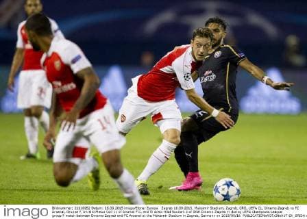 Zagreb 16.09.2015, Maksimir Stadium, Zagreb, CRO, UEFA CL, Dinamo Zagreb vs FC Arsenal, Gruppe F, im Bild Mesut Ozil 11 of Arsenal F.C. and El Arabi Hilal Soudani 2 of GNK Dinamo Zagreb during UEFA Champions League group F match between Dinamo Zagreb and FC Arsenal at the Maksimir Stadium in Zagreb, Germany on 2015 09 16.  EX_SPIDA  