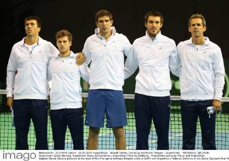 Aktuell Tennis, DavisCup Halbfinale, Belgien - Argentinien - BRUSSELS, BELGIUM: Argentinian Carlos Berlocq, Argentinian Diego Schwartzman, Argentinian Federico Delbonis , Argentinian Leonardo Mayer and Argentinian Captain Daniel Orsanic pictured at the start of the first game between Belgium s David Goffin and Argentina s Federico Delbonis in the Davis Cup semi final World Group meeting between Belgium and Argentina, Friday 18 September 2015 in Vorst-Forest, Brussels. VIRGINIExLEFOUR  x04702794x