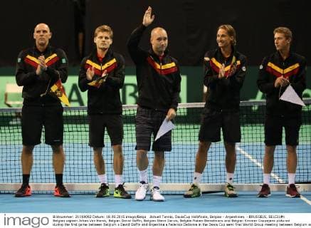 Aktuell Tennis, DavisCup Halbfinale, Belgien - Argentinien - BRUSSELS, BELGIUM: Belgian captain Johan Van Herck, Belgian David Goffin, Belgian Steve Darcis, Belgian Ruben Bemelmans and Belgian Kimmer Coppejans pictured during the first game between Belgium s David Goffin and Argentina s Federico Delbonis in the Davis Cup semi final World Group meeting between Belgium and Argentina, Friday 18 September 2015 in Vorst-Forest, Brussels. VIRGINIExLEFOUR  x04702796x