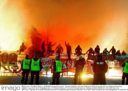 Feuerwerkskörper aus dem Cottbusser Fanblock sorgten für eine Spielunterbrechung Fußball 3.Liga 2015 16 FC Erzgebirge Aue - FC Energie Cottbus am 18.9.2015 Erzgebirge Aue - Energie Cottbus