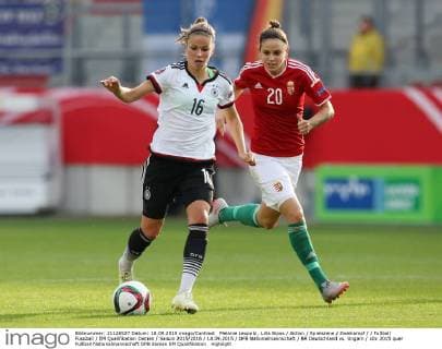 Melanie Leupolz , Lilla Sipos Aktion Spielszene Zweikampf Fußball Fussball EM Qualifikation Damen Saison 2015 2016 18.09.2015 DFB Nationalmannschaft BR Deutschland vs. Ungarn