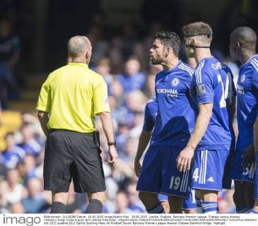 19.09.2015. London, England. Barclays Premier League. Chelsea versus Arsenal. Chelsea s Diego Costa argues with referee Mike Dean. xNigelxCookex  ActionPlus11661803