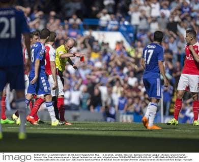 19.09.2015. London, England. Barclays Premier League. Chelsea versus Arsenal. Referee Mike Dean shows Arsenal s Gabriel Paulista the red card. xNigelxCookex  ActionPlus11661805