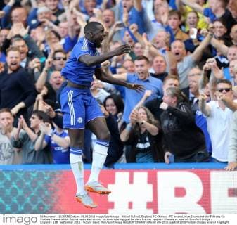 Aktuell Fußball, England, FC Chelsea - FC Arsenal, Kurt Zouma mit der Führung für Chelsea Chelsea s Kurt Zouma celebrates scoring his sides opening goal Barclays Premier League - Chelsea vs Arsenal -Stamford Bridge - England - 19th September 2015 - Picture David Klein Sportimage EDITORIAL USE ONLY. No use with unauthorised audio, video, data, fixture lists, club league logos or live services. Online in-match use limited to 120 images, no video emulation. No use in betting, games or single club league player publications.