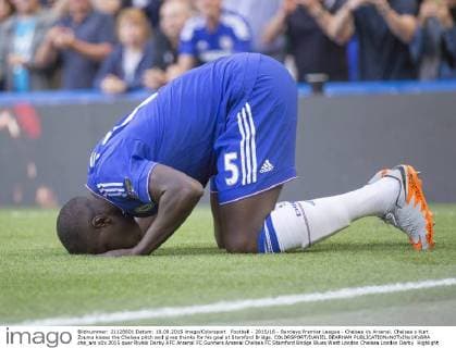 Football - 2015 16 - Barclays Premier League - Chelsea Vs Arsenal. Chelsea s Kurt Zouma kisses the Chelsea pitch and gives thanks for his goal at Stamford Bridge. COLORSPORT DANIEL BEARHAM  che_ars