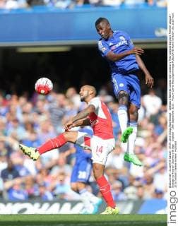 Chelsea s Ramires tussles with Arsenal s Theo Walcott Barclays Premier League - Chelsea vs Arsenal -Stamford Bridge - England - 19th September 2015 - Picture David Klein Sportimage EDITORIAL USE ONLY. No use with unauthorised audio, video, data, fixture lists, club league logos or live services. Online in-match use limited to 120 images, no video emulation. No use in betting, games or single club league player publications.