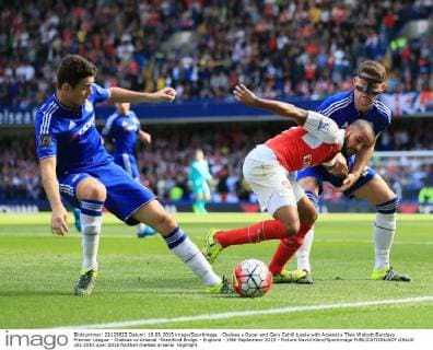 Chelsea s Oscar and Gary Cahill tussle with Arsenal s Theo Walcott Barclays Premier League - Chelsea vs Arsenal -Stamford Bridge - England - 19th September 2015 - Picture David Klein Sportimage EDITORIAL USE ONLY. No use with unauthorised audio, video, data, fixture lists, club league logos or live services. Online in-match use limited to 120 images, no video emulation. No use in betting, games or single club league player publications.
