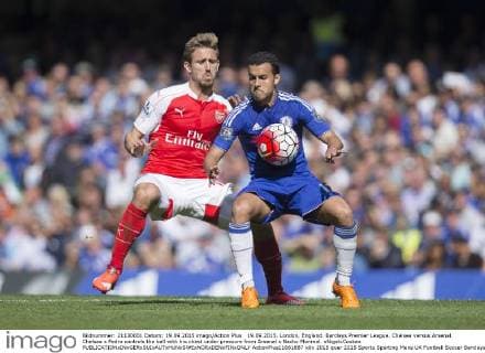 19.09.2015. London, England. Barclays Premier League. Chelsea versus Arsenal. Chelsea s Pedro controls the ball with his chest under pressure from Arsenal s Nacho Monreal. xNigelxCookex  ActionPlus11661887