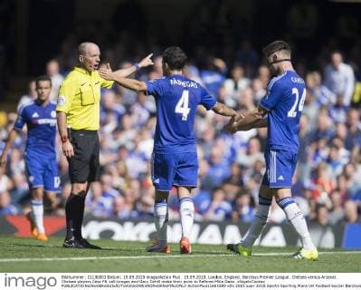 19.09.2015. London, England. Barclays Premier League. Chelsea versus Arsenal. Chelsea players Cesc F& xe0;bregas and Gary Cahill make their point to Referee Mike Dean. xNigelxCookex  ActionPlus11661889