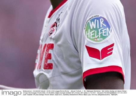 Aktuell Fußball, 1. BL, Refugees Welcome: Wir helfen-Badge am linken Ärmel einiger Bundesliga Trikots Köln, 19.09.2015, Rhein-Energie-Stadion DFL Aktion: Wir helfen 1. FC Köln - Borussia Mönchengladbach mm