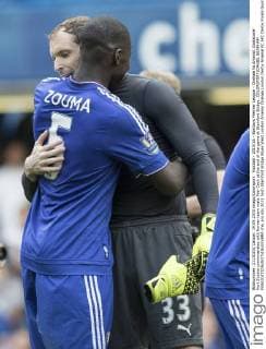 Football - 2015 16 - Barclays Premier League - Chelsea Vs Arsenal. Goalscorer Kurt Zouma commiserates with former team mate Petr Cech at the end of the game at Stamford Bridge. COLORSPORT DANIEL BEARHAM  che_ars